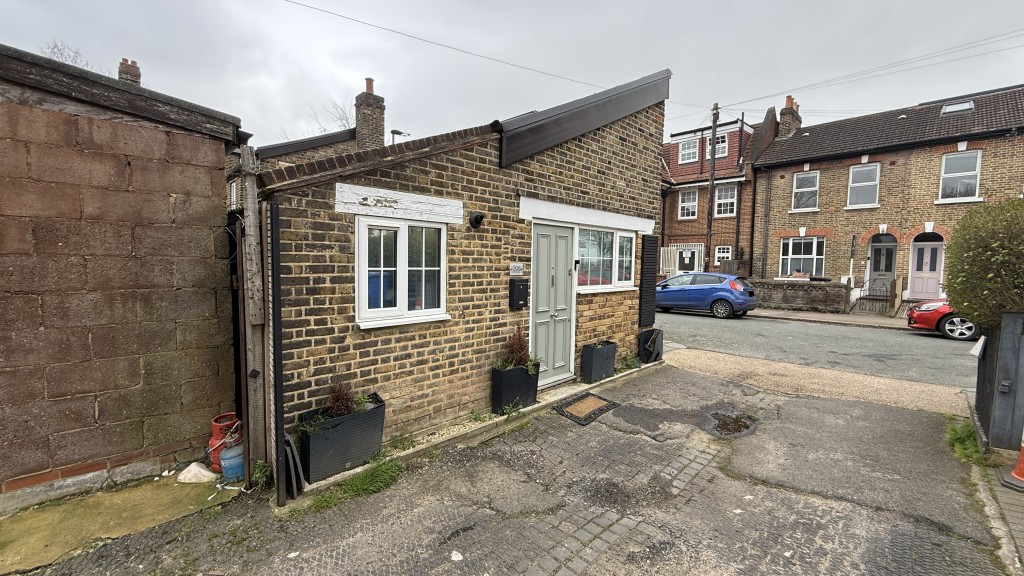 Lot: 5 - FREEHOLD MIXED USE INVESTMENT - External image of Flat E from rear